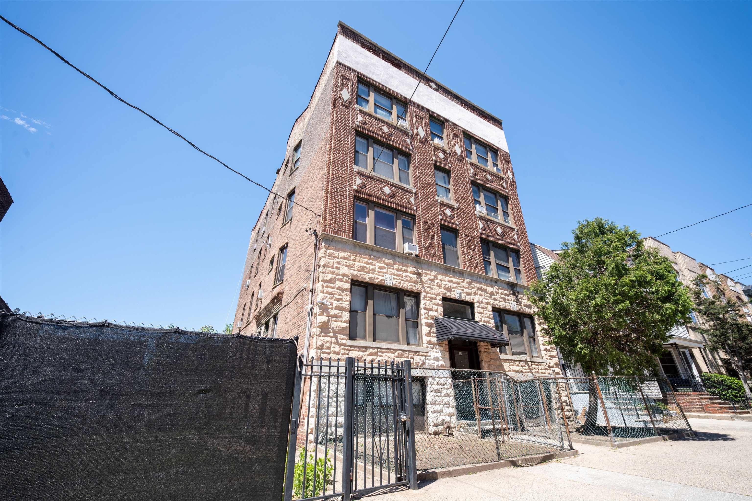 81 ROMAINE AVE #APT 2L