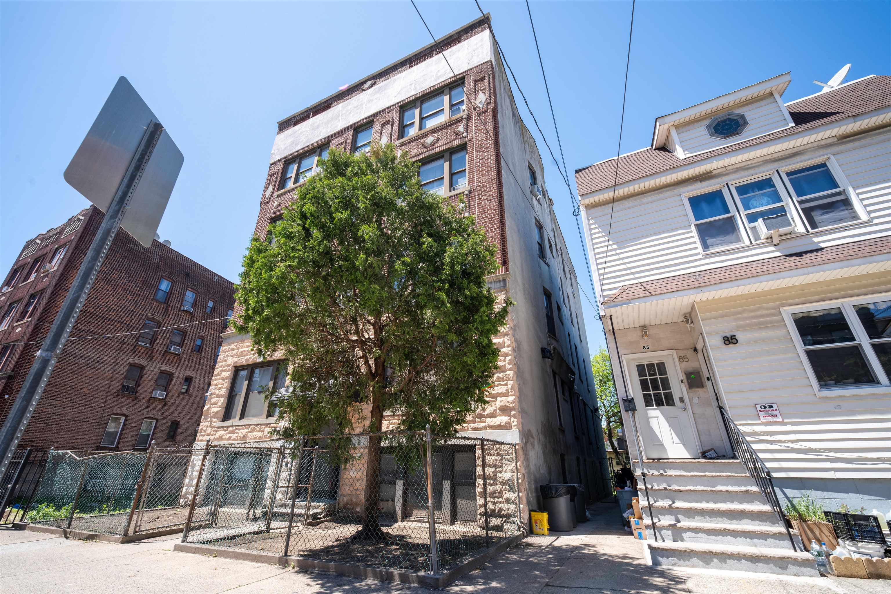 81 ROMAINE AVE #APT 2L