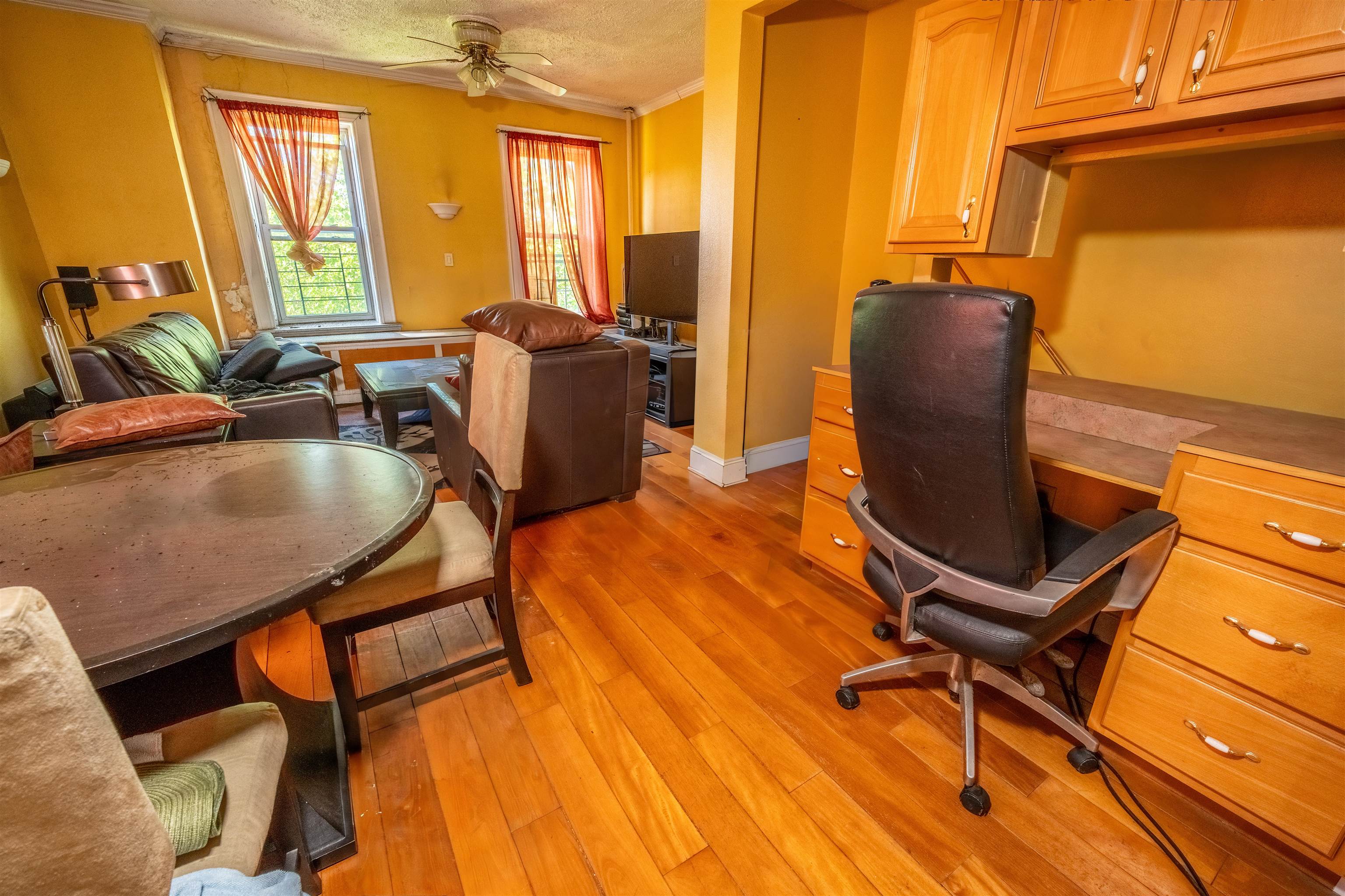 81 ROMAINE AVE #APT 2L