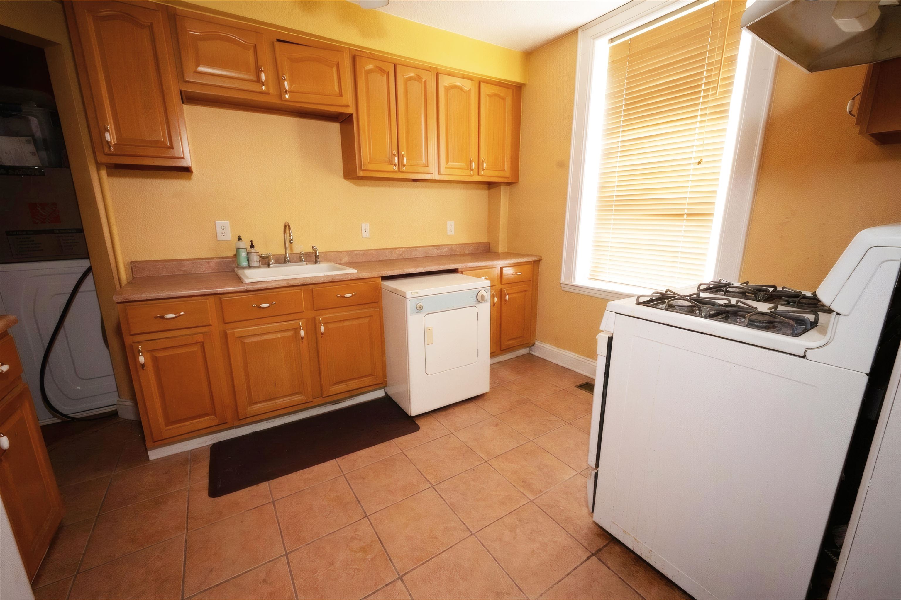 81 ROMAINE AVE #APT 2L