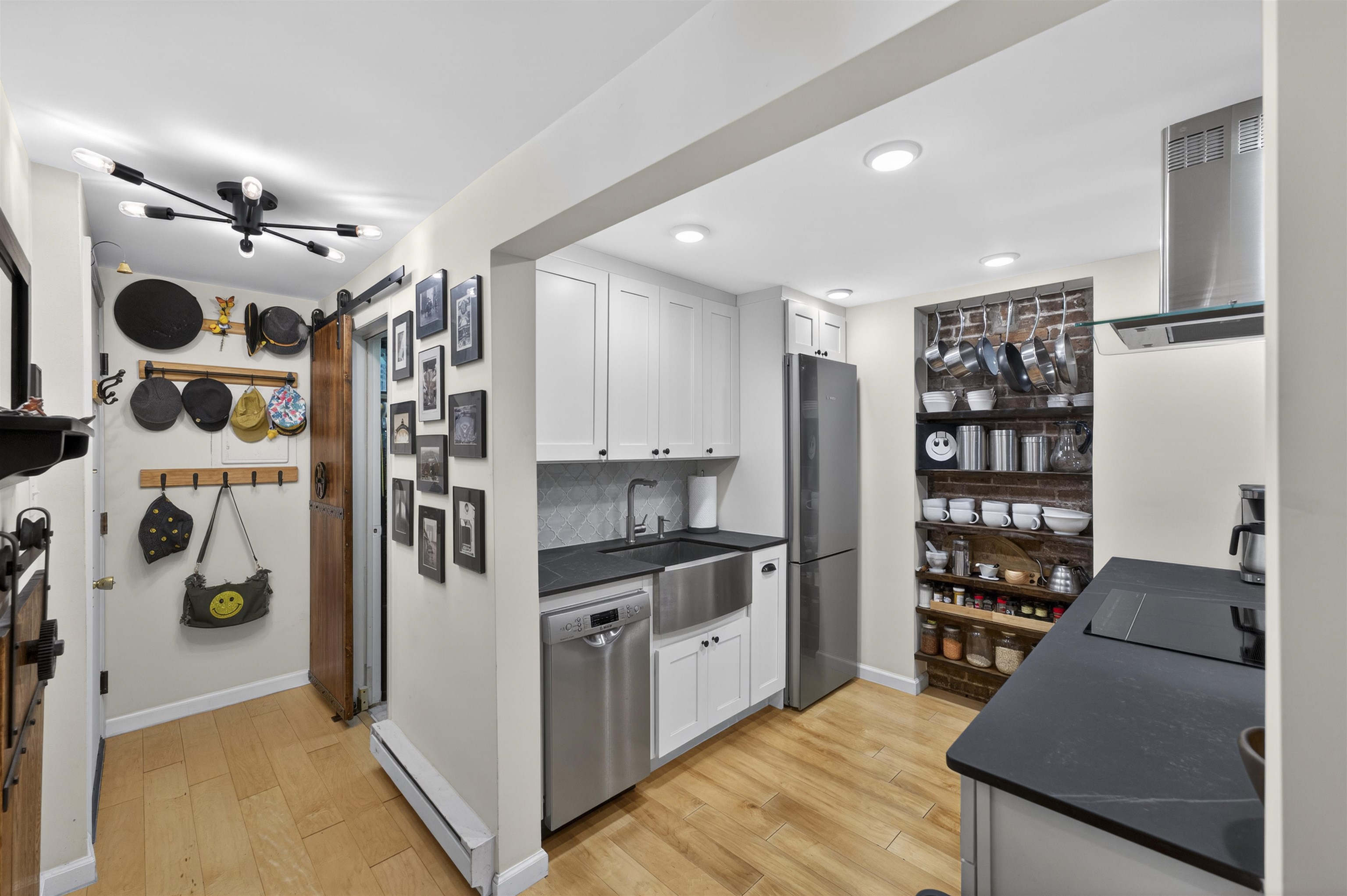 230 BLOOMFIELD ST - Photo 3