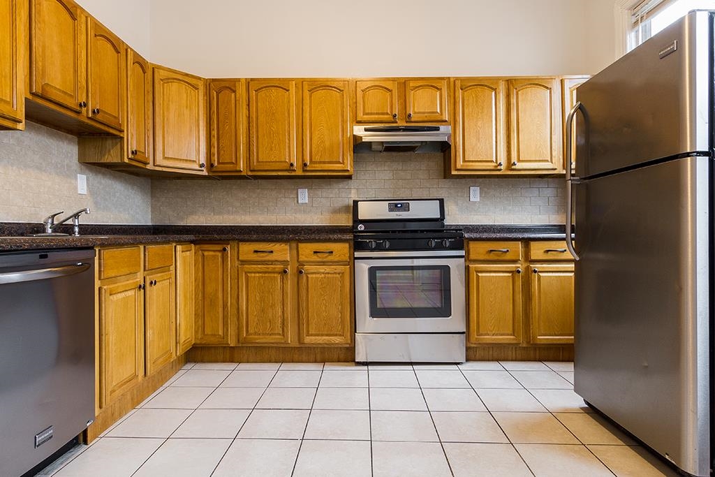 888 SUMMIT AVE - Photo 4