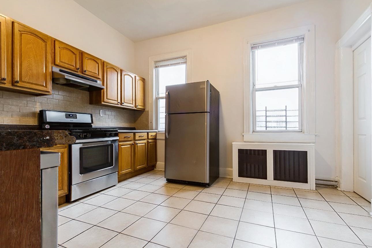 888 SUMMIT AVE - Photo 5