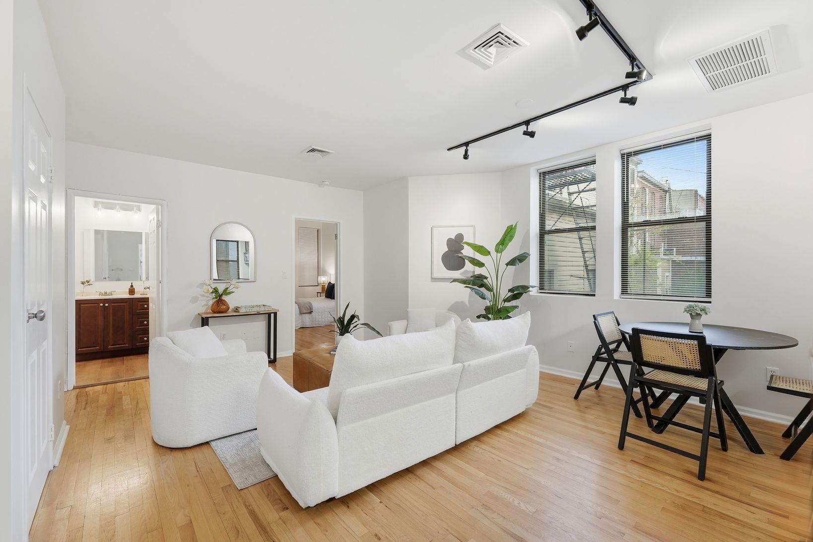 258 BARROW ST - Photo 3