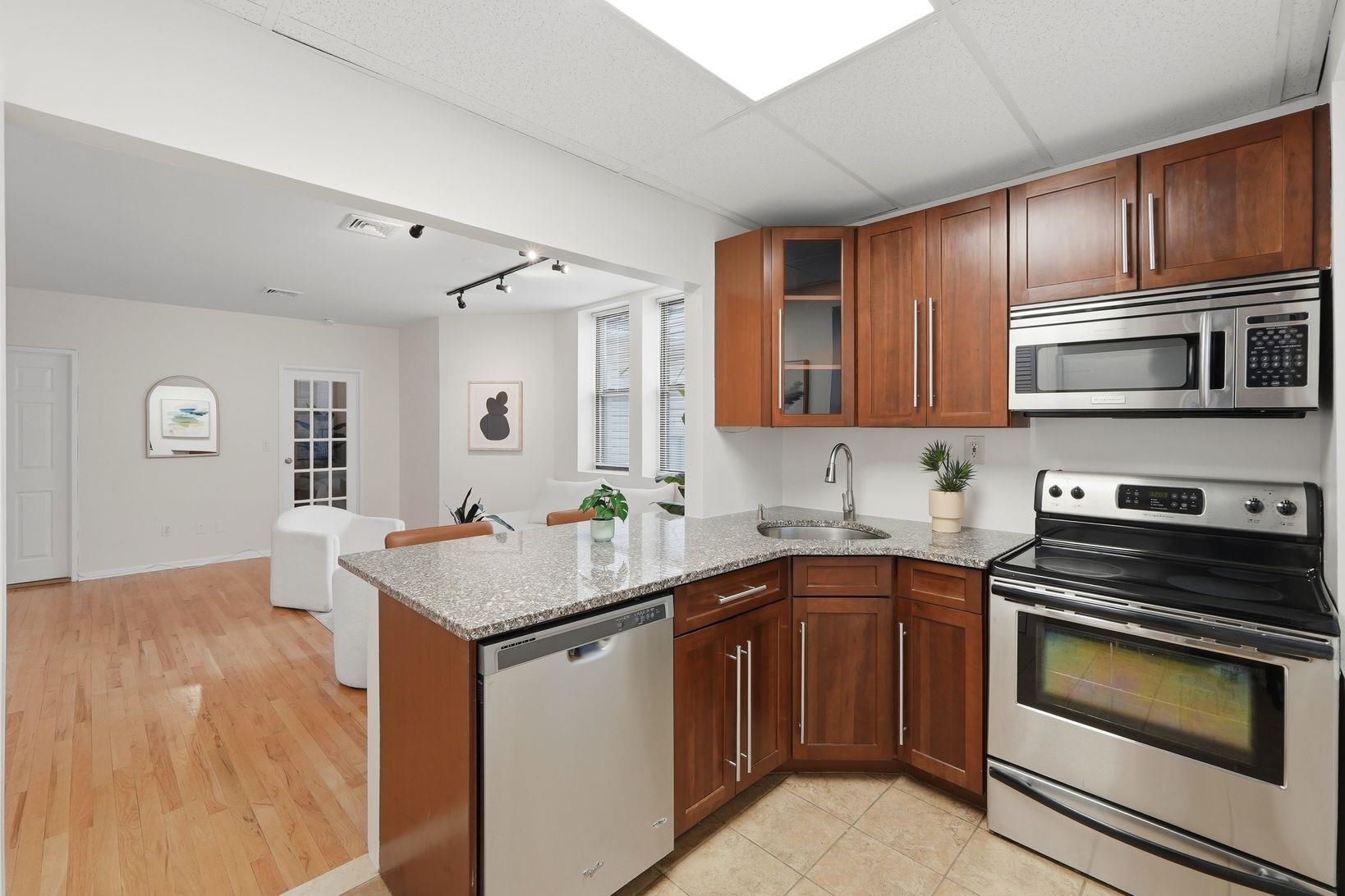 258 BARROW ST - Photo 4