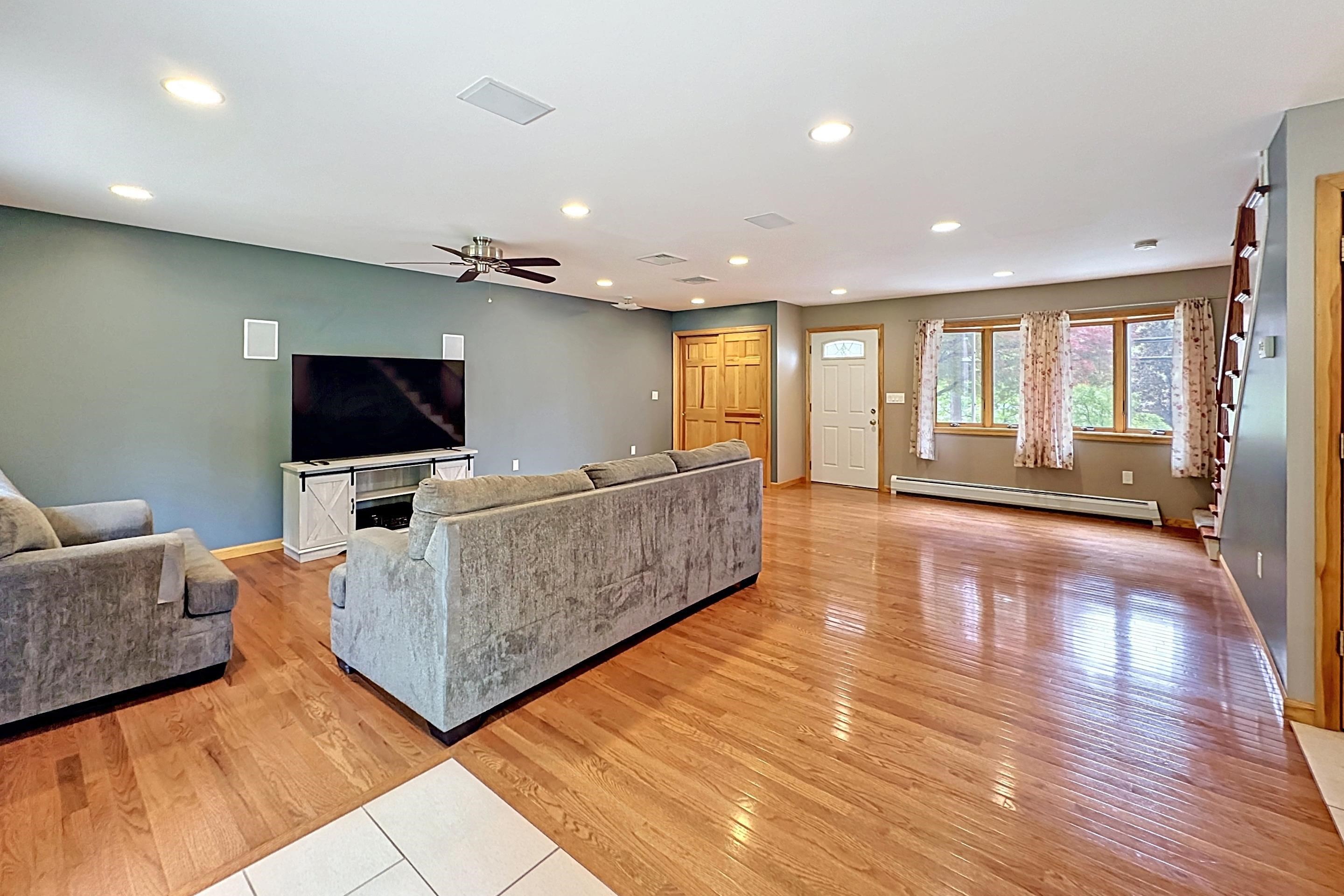 27 SENECA AVE - Photo 4