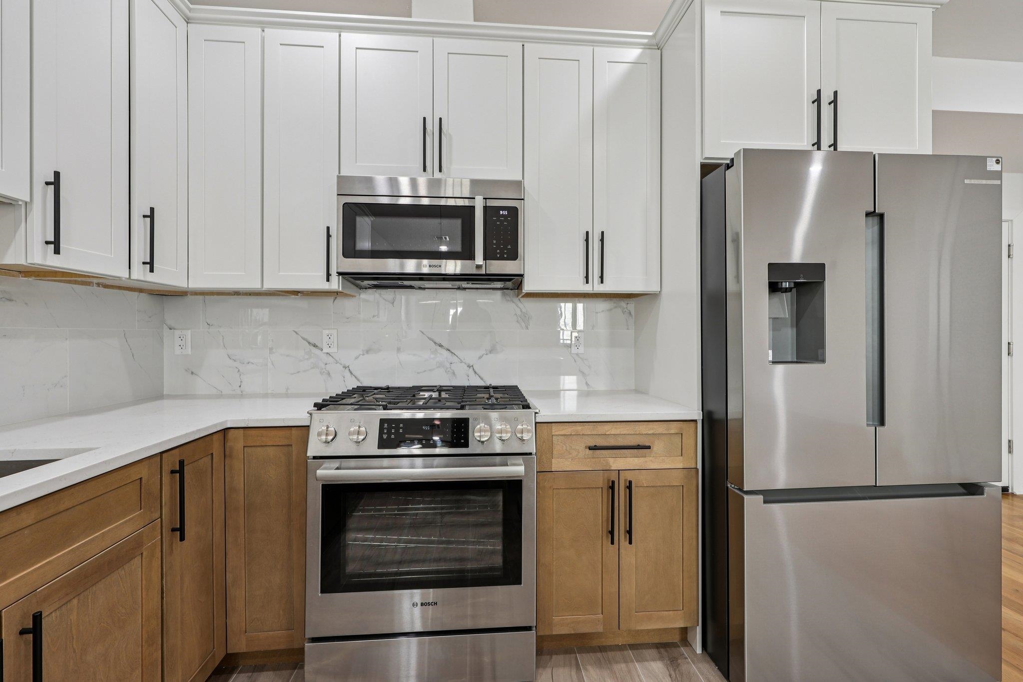 1003 SUMMIT AVE - Photo 2