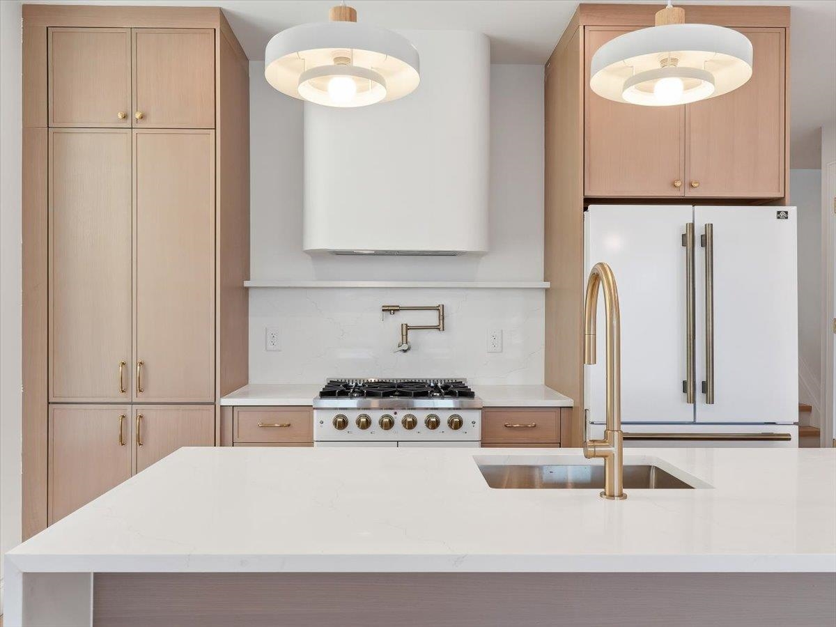 1123 SUMMIT AVE - Photo 1