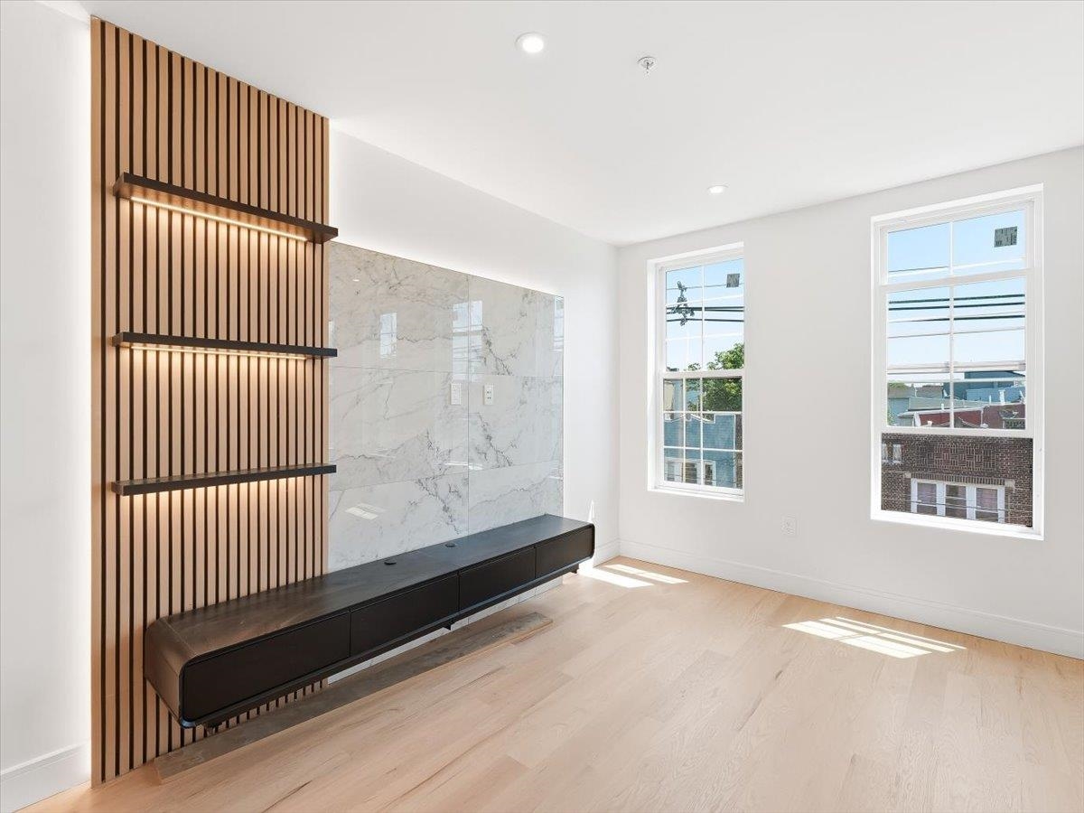 1123 SUMMIT AVE - Photo 3