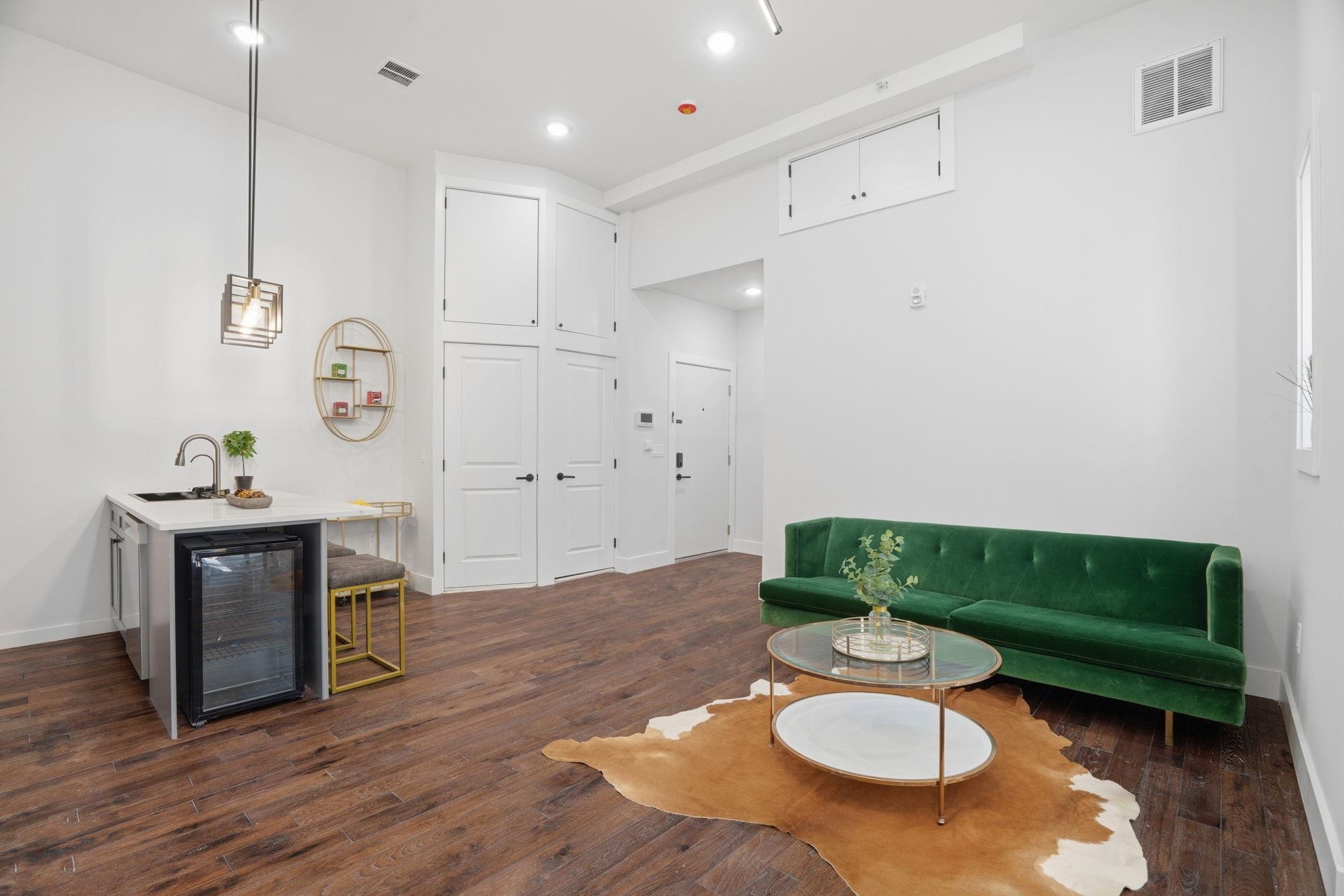 104 GLENWOOD AVE - Photo 2