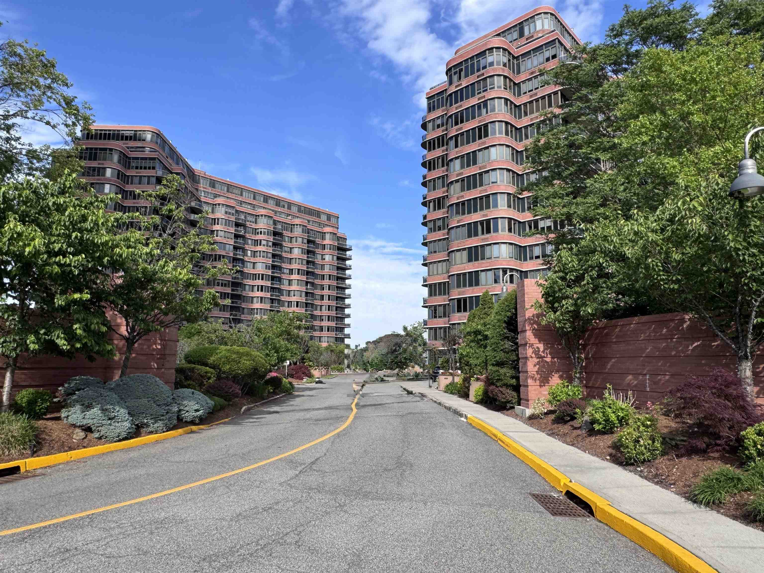 100 CARLYLE DR - Photo 2