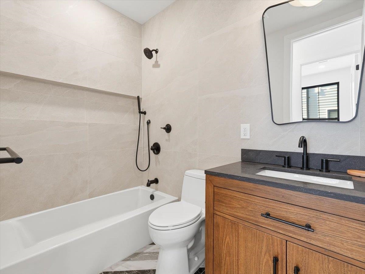 15 MANHATTAN AVE #2