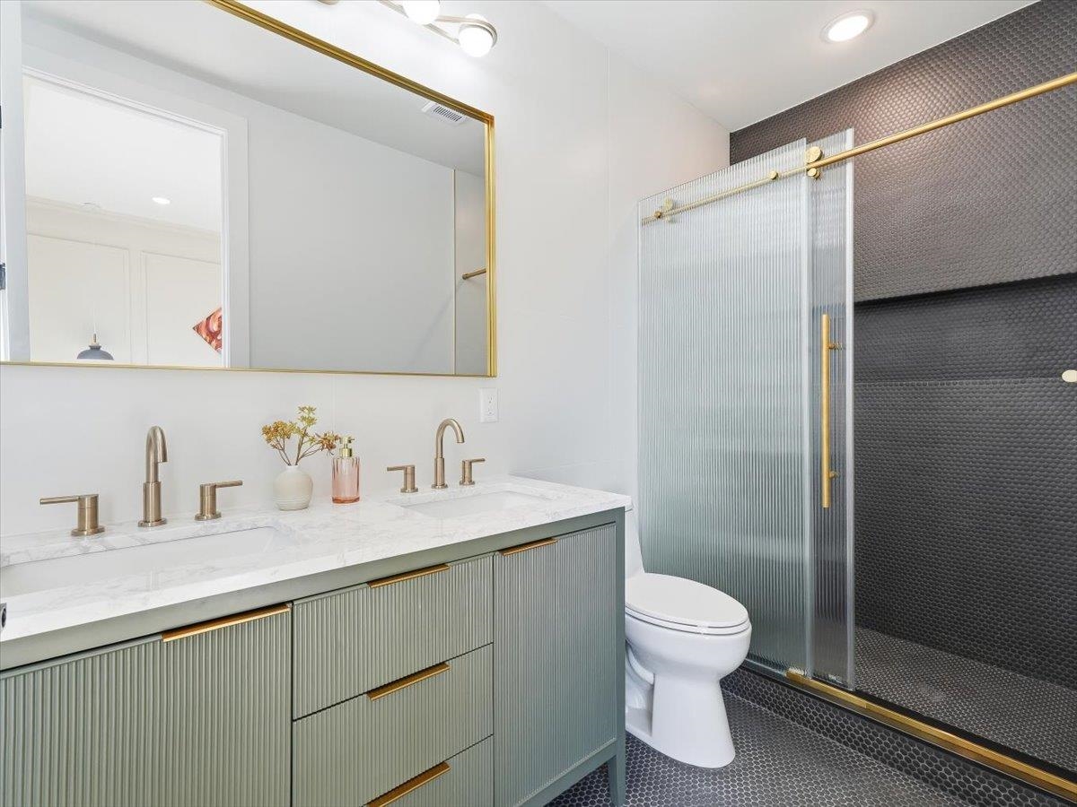 15 MANHATTAN AVE #2