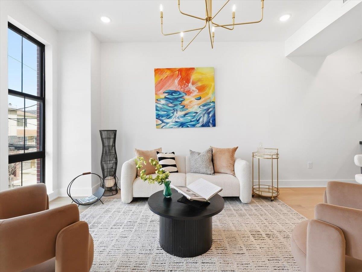 15 MANHATTAN AVE #2
