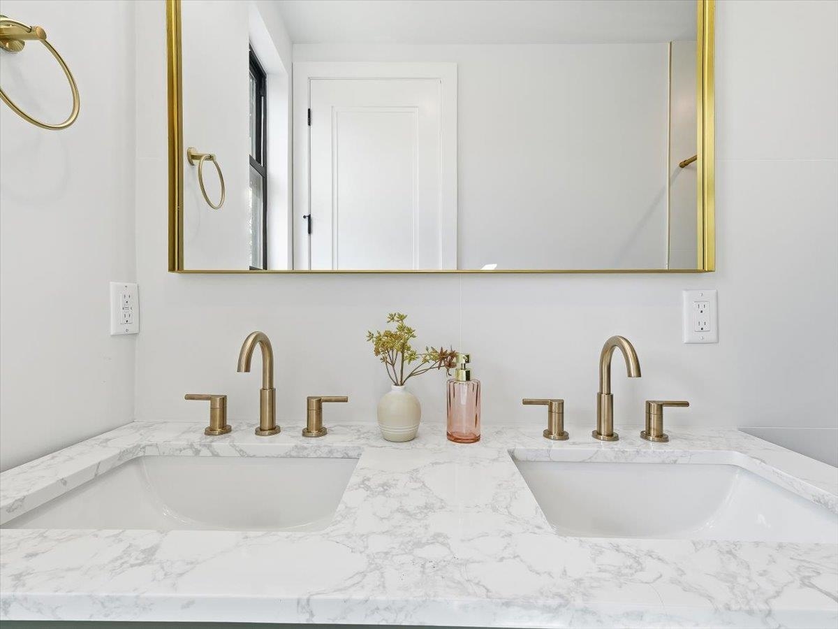 15 MANHATTAN AVE #2