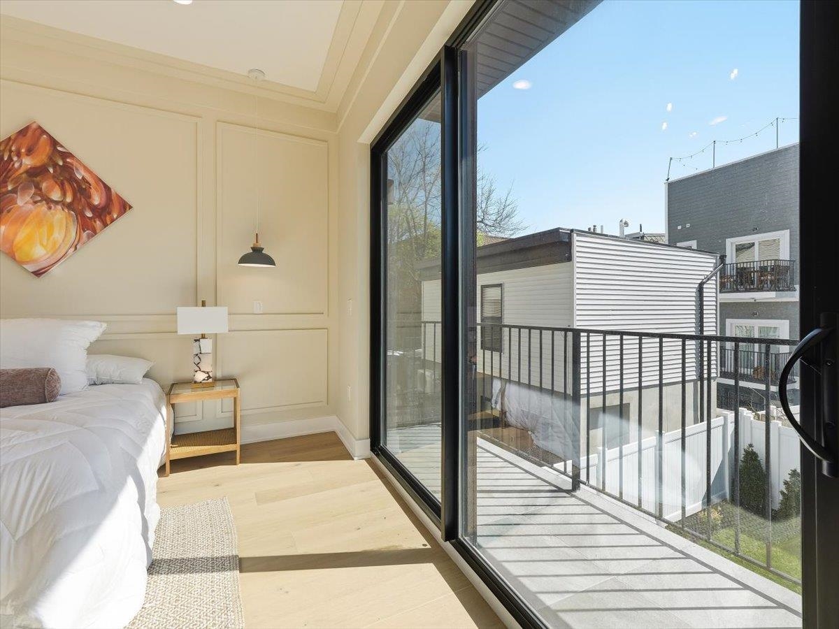 15 MANHATTAN AVE #2
