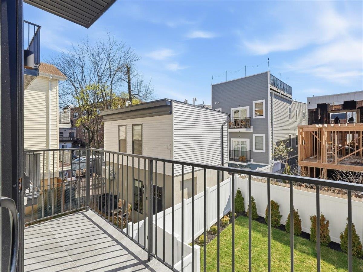 15 MANHATTAN AVE #2