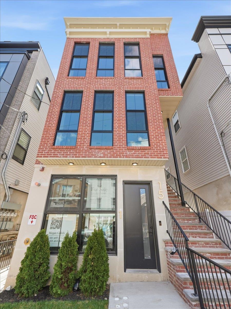 15 MANHATTAN AVE #2