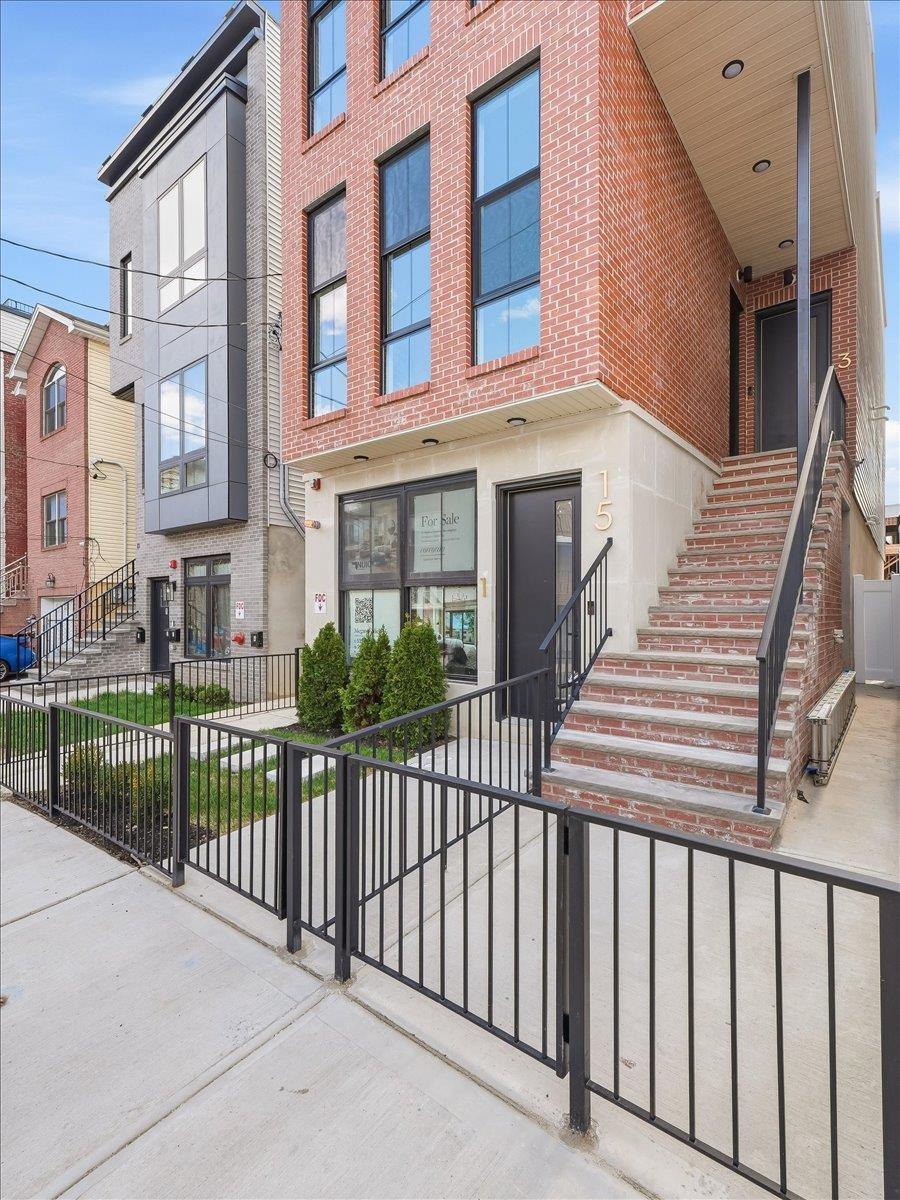 15 MANHATTAN AVE #2