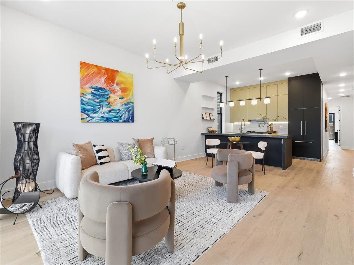 15 MANHATTAN AVE #2