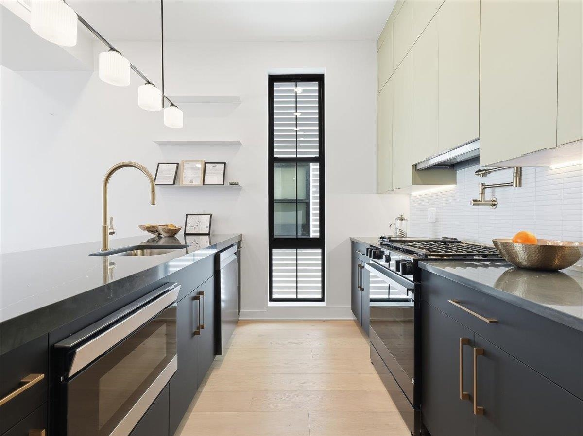 15 MANHATTAN AVE #2