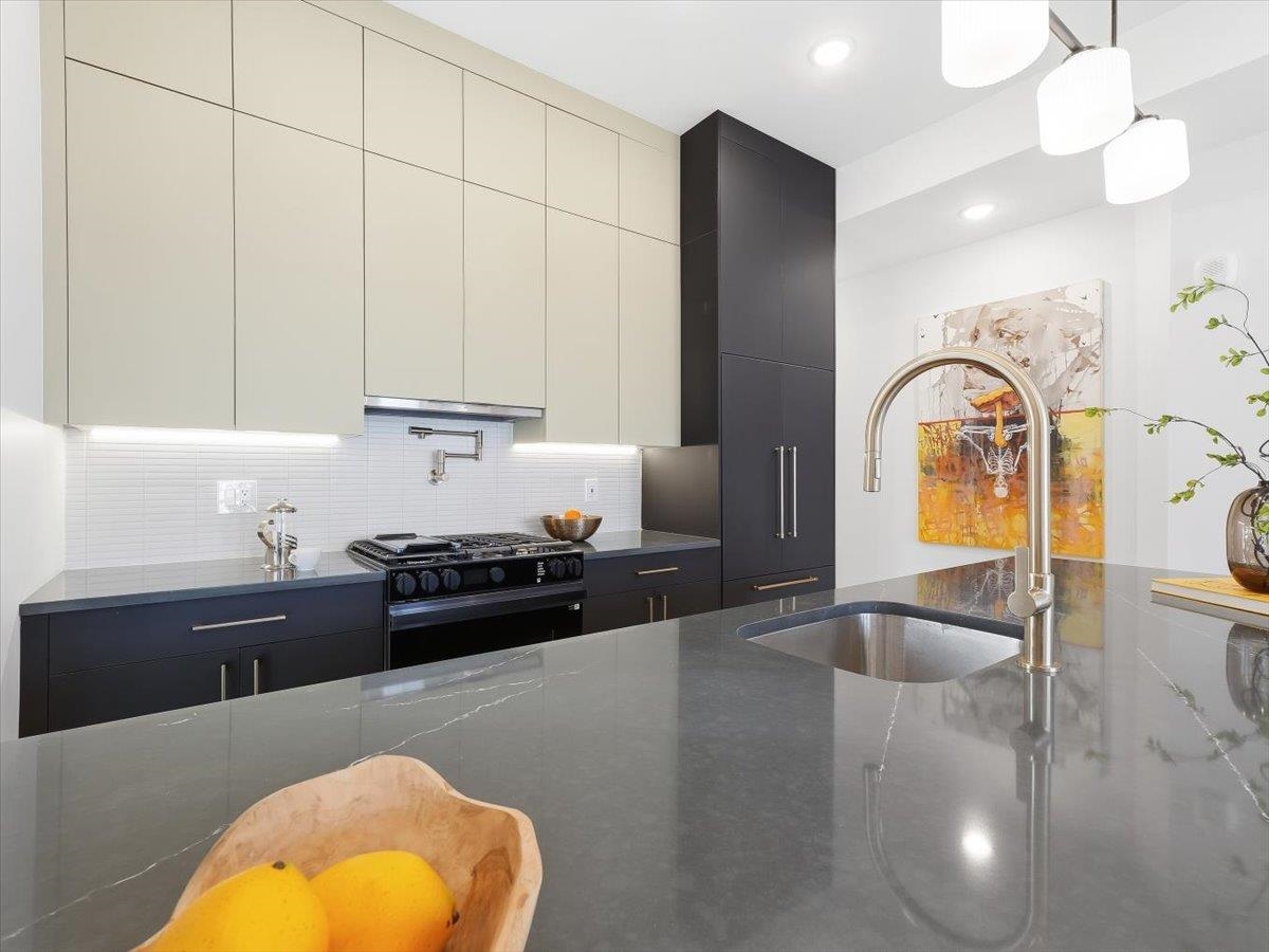 15 MANHATTAN AVE #2