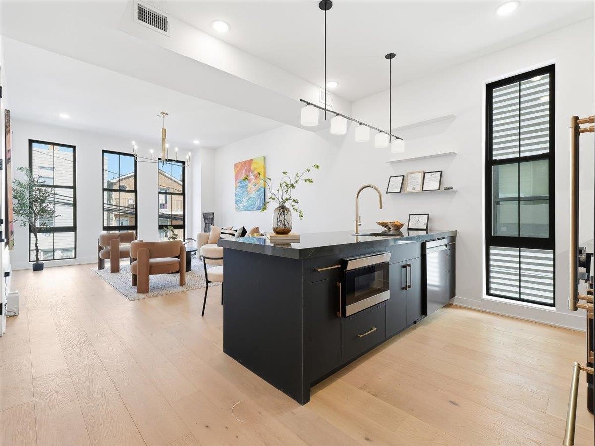 15 MANHATTAN AVE #2