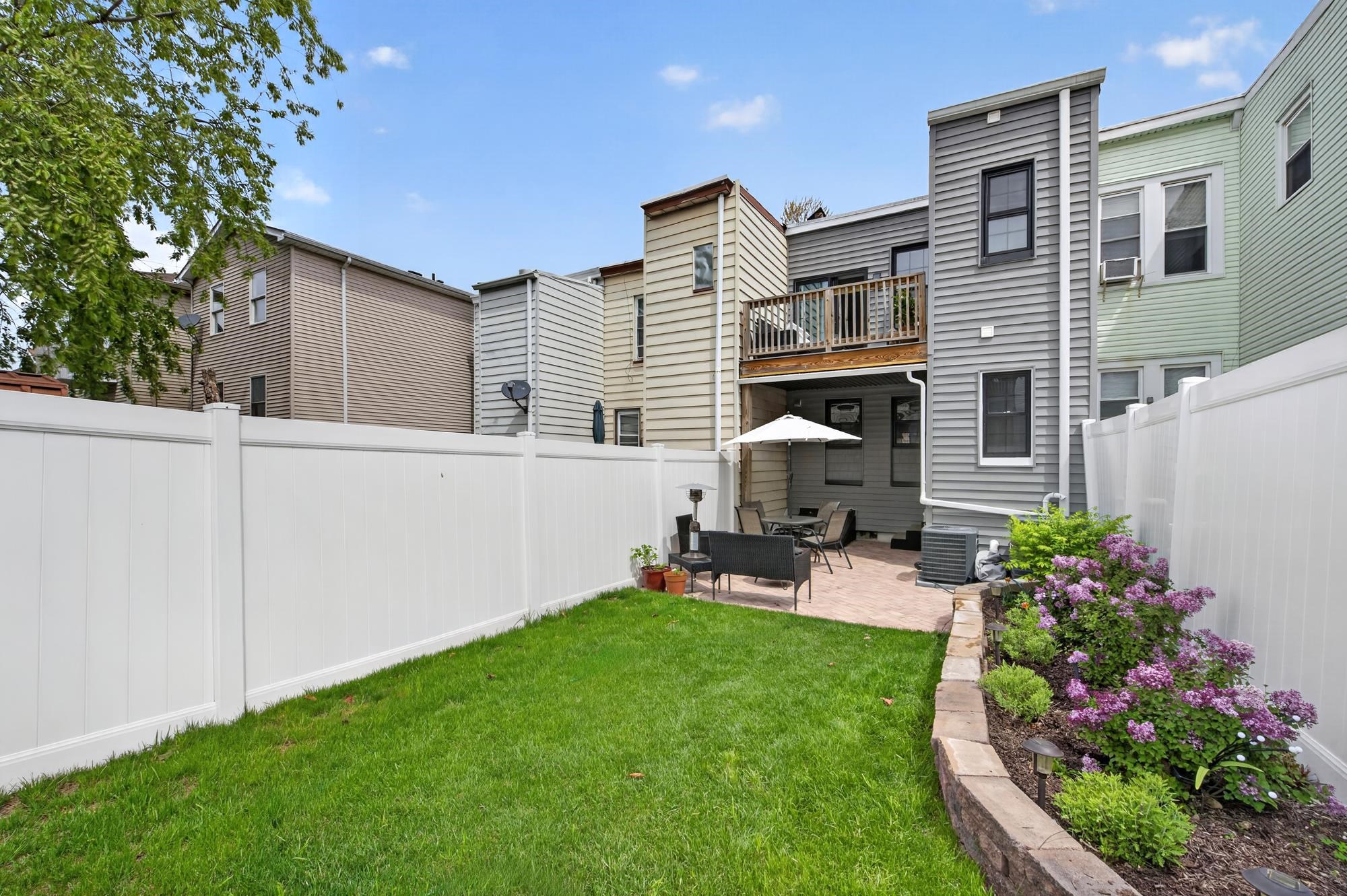 135 GRACE ST - Photo 1