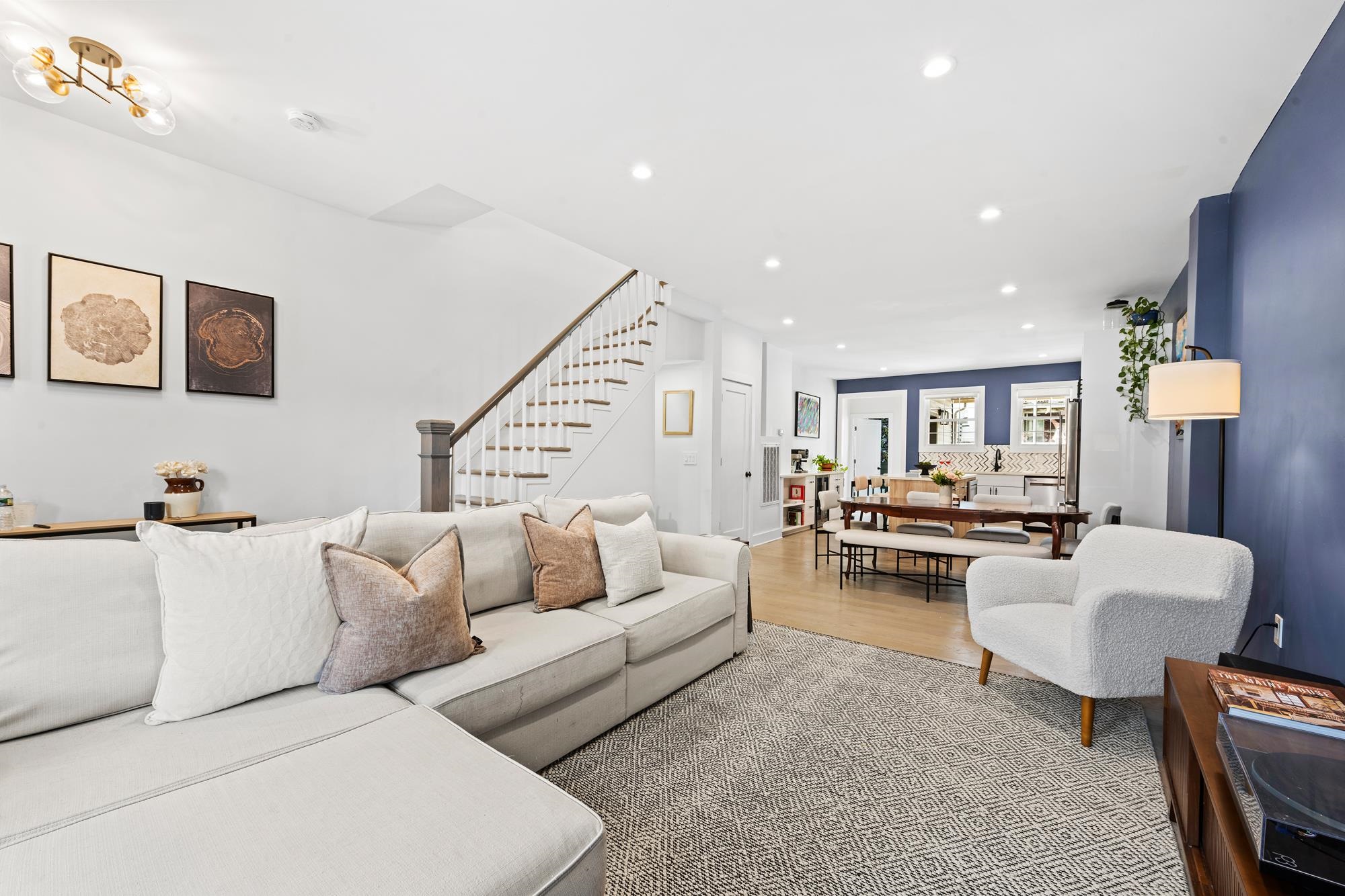 135 GRACE ST - Photo 2