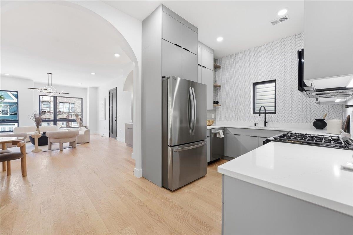 81 LEXINGTON AVE #1