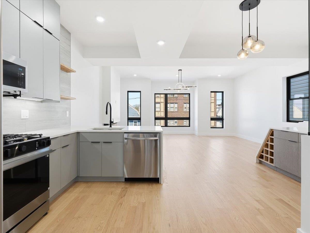 81 LEXINGTON AVE - Photo 2