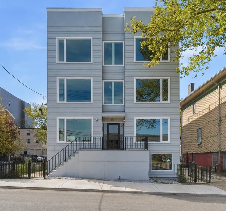 437 OGDEN AVE #3R