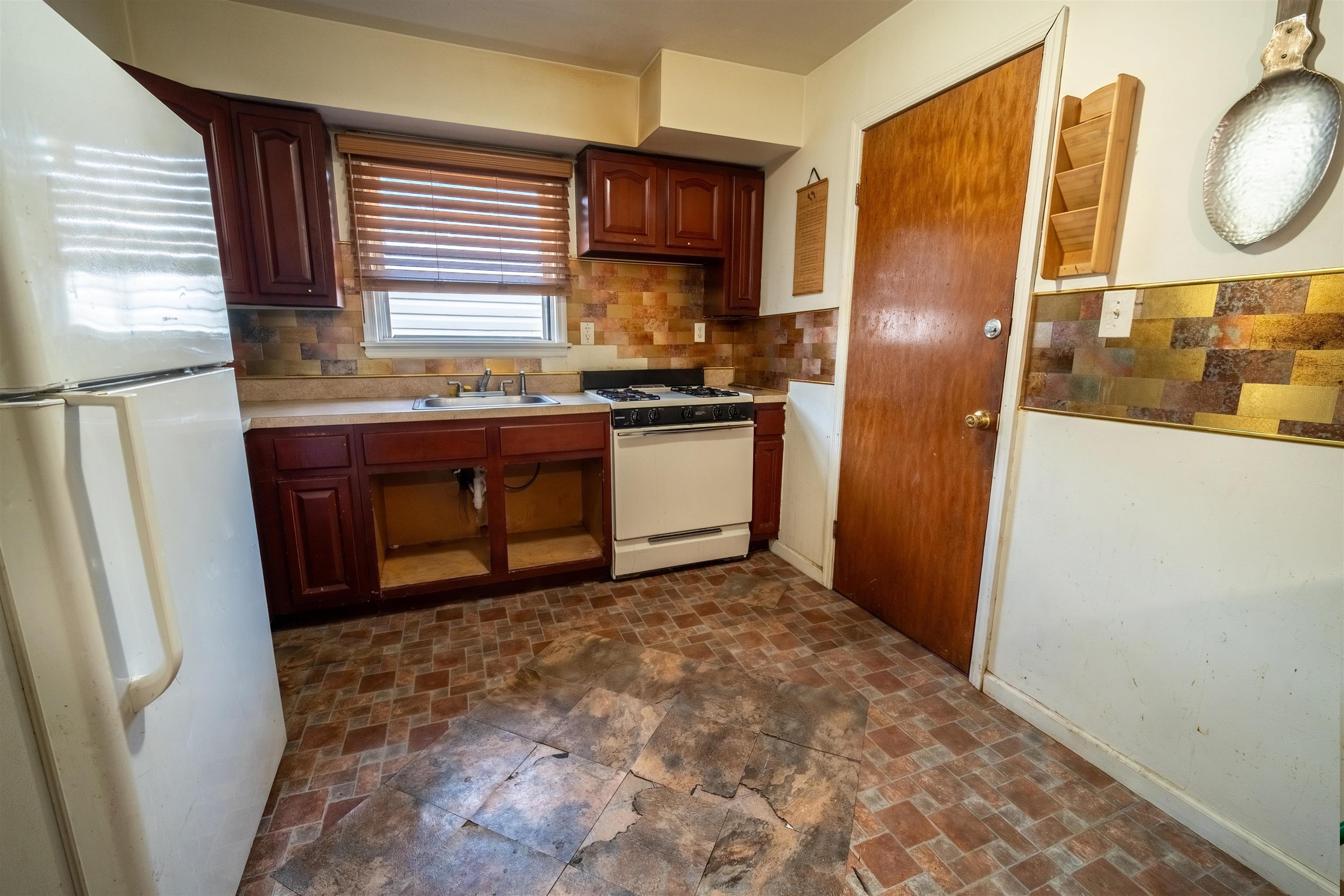 6 BAYSIDE PARK DR