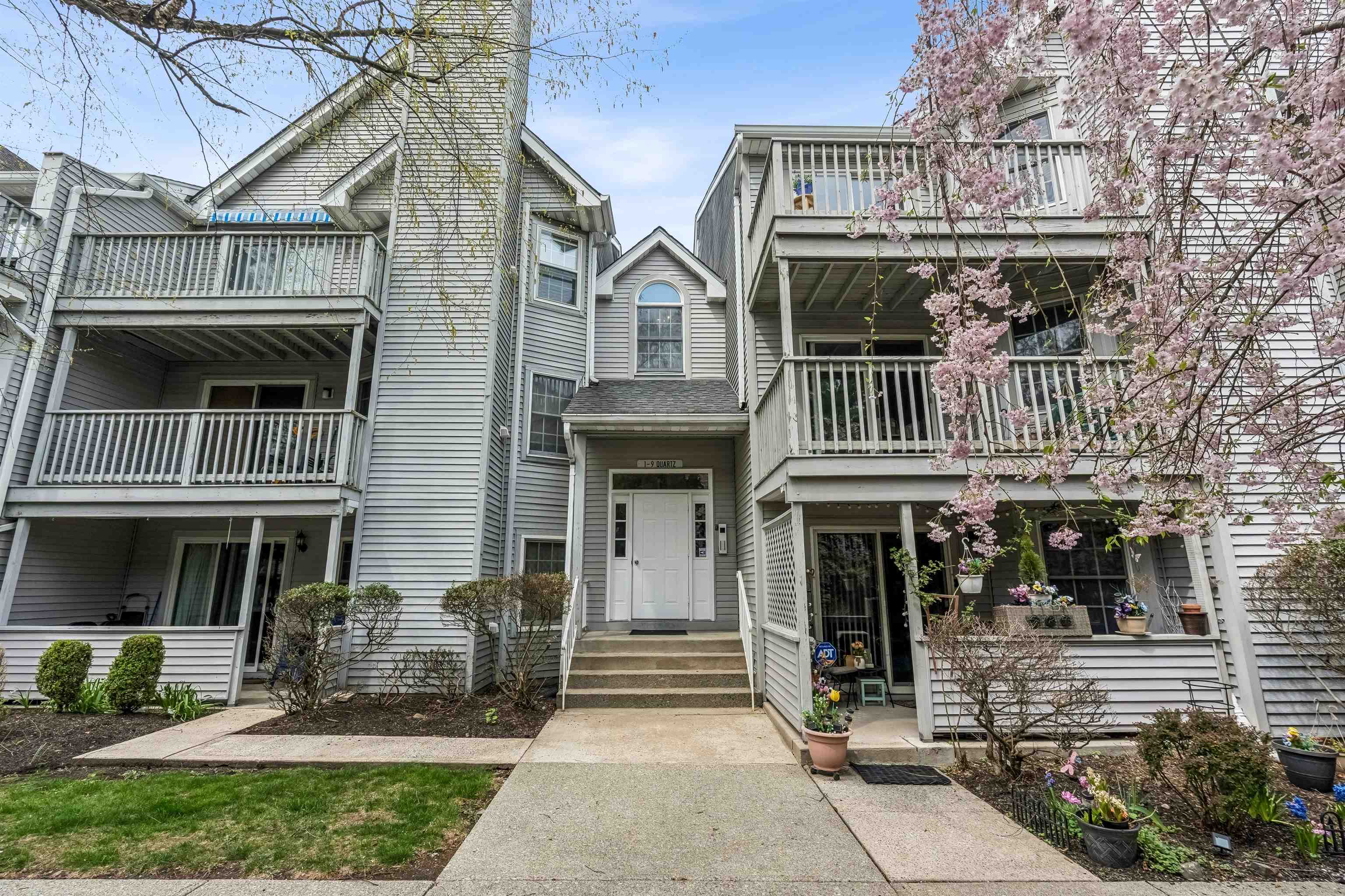 8 QUARTZ LANE - Photo 1