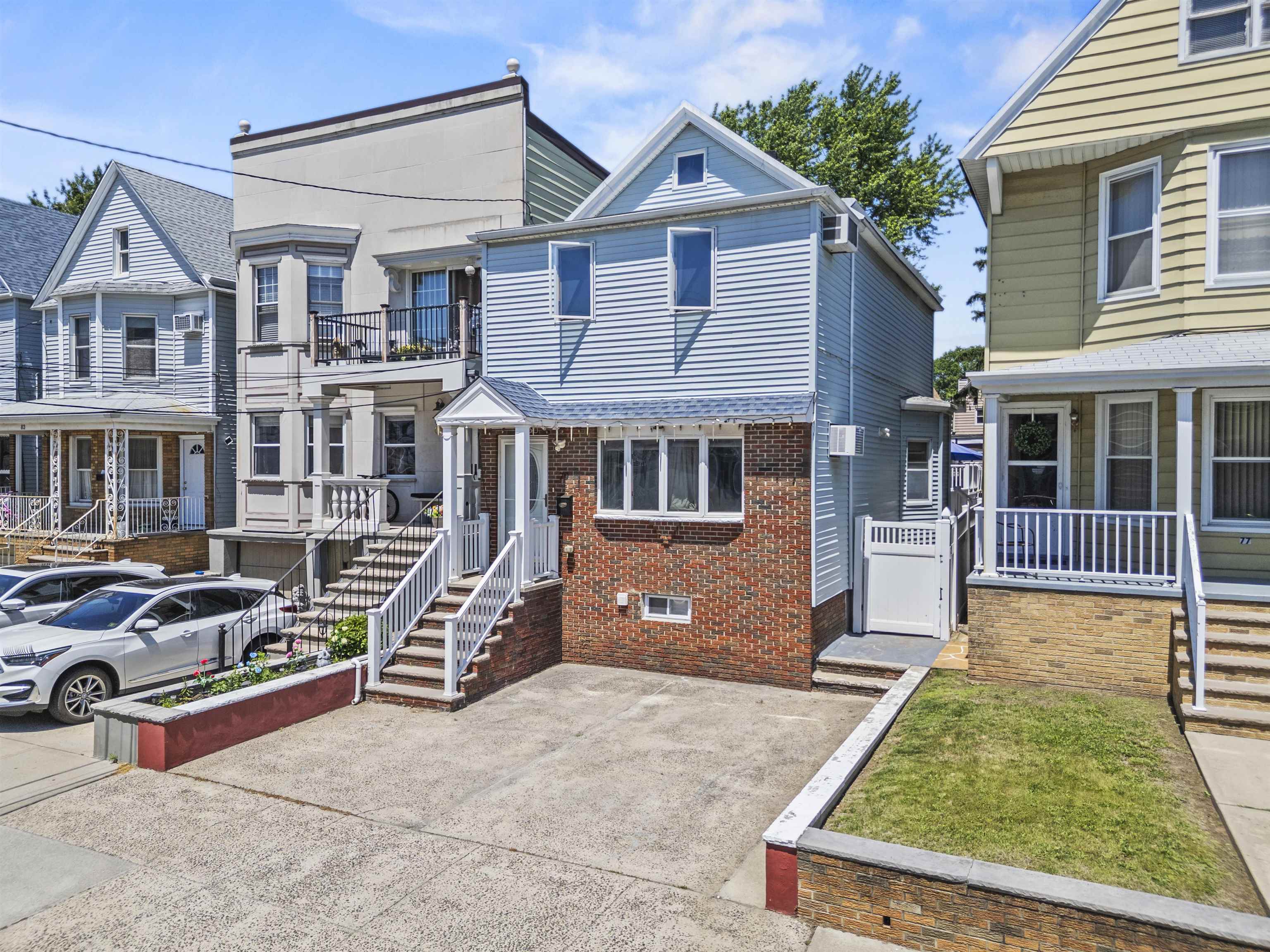 79 27TH ST - Photo 2