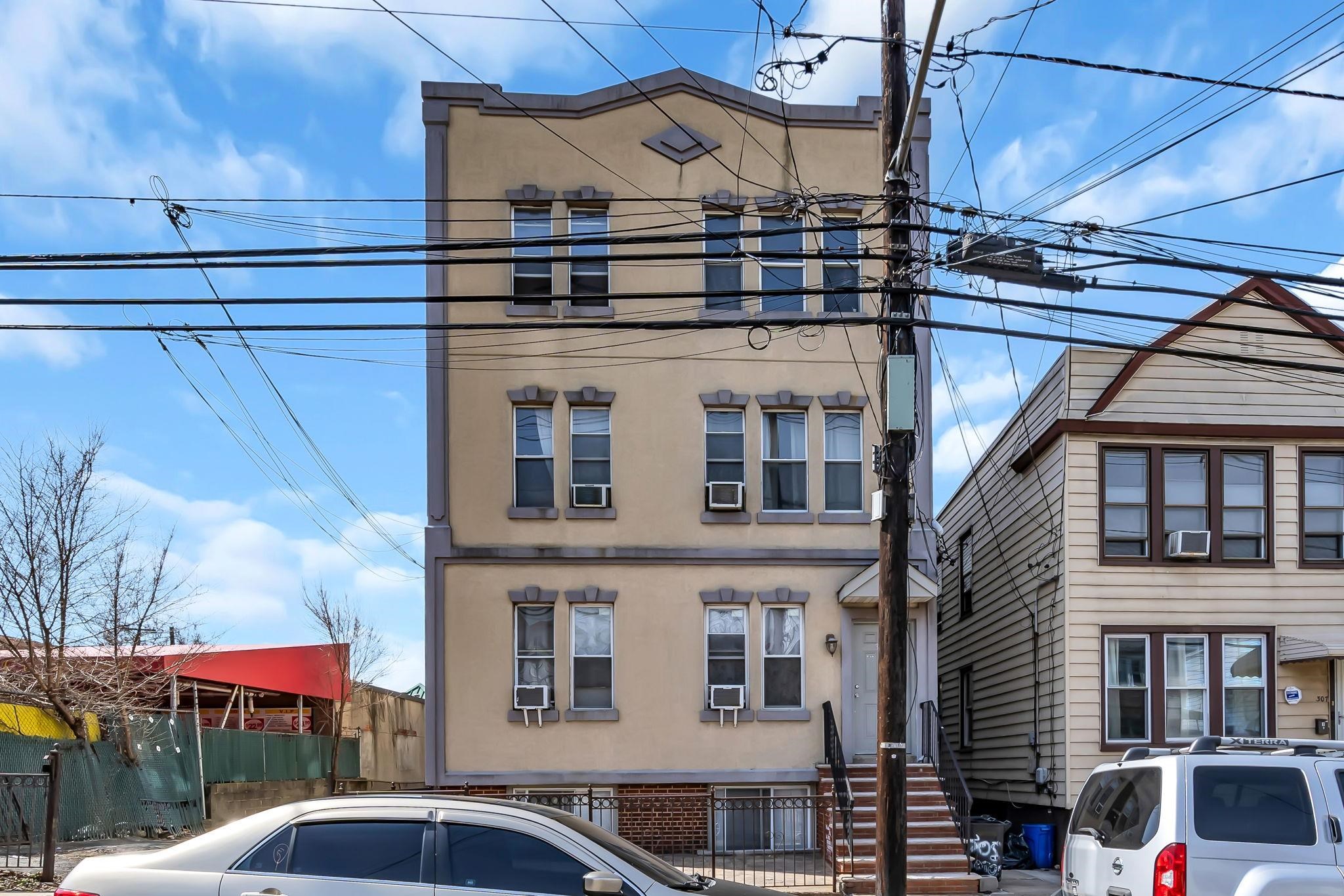 305 CATOR AVE - Photo 1