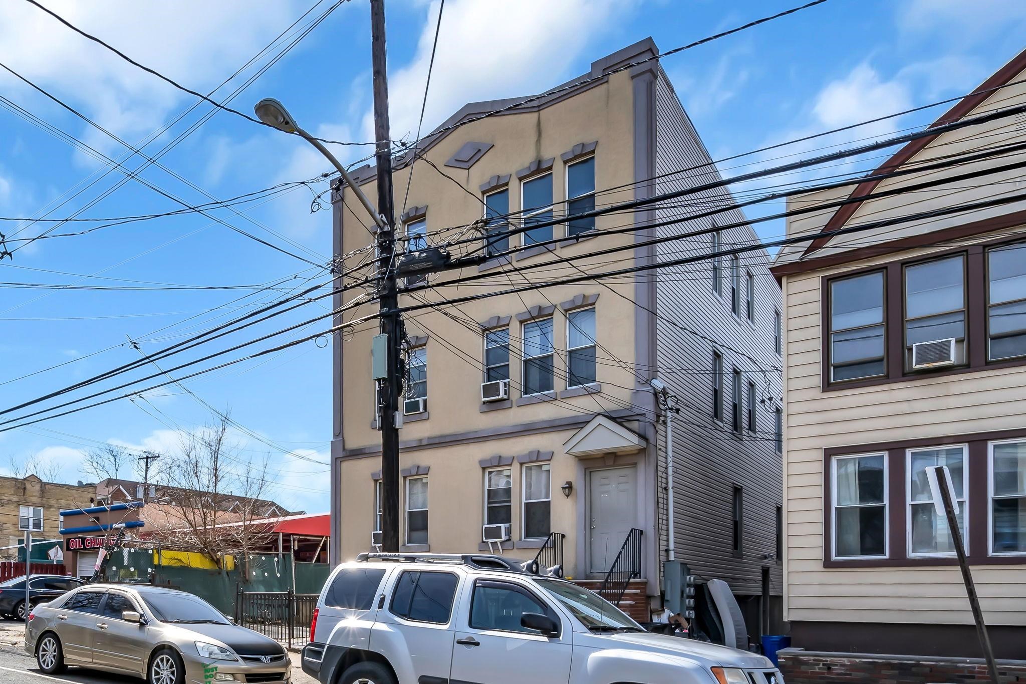 305 CATOR AVE - Photo 3