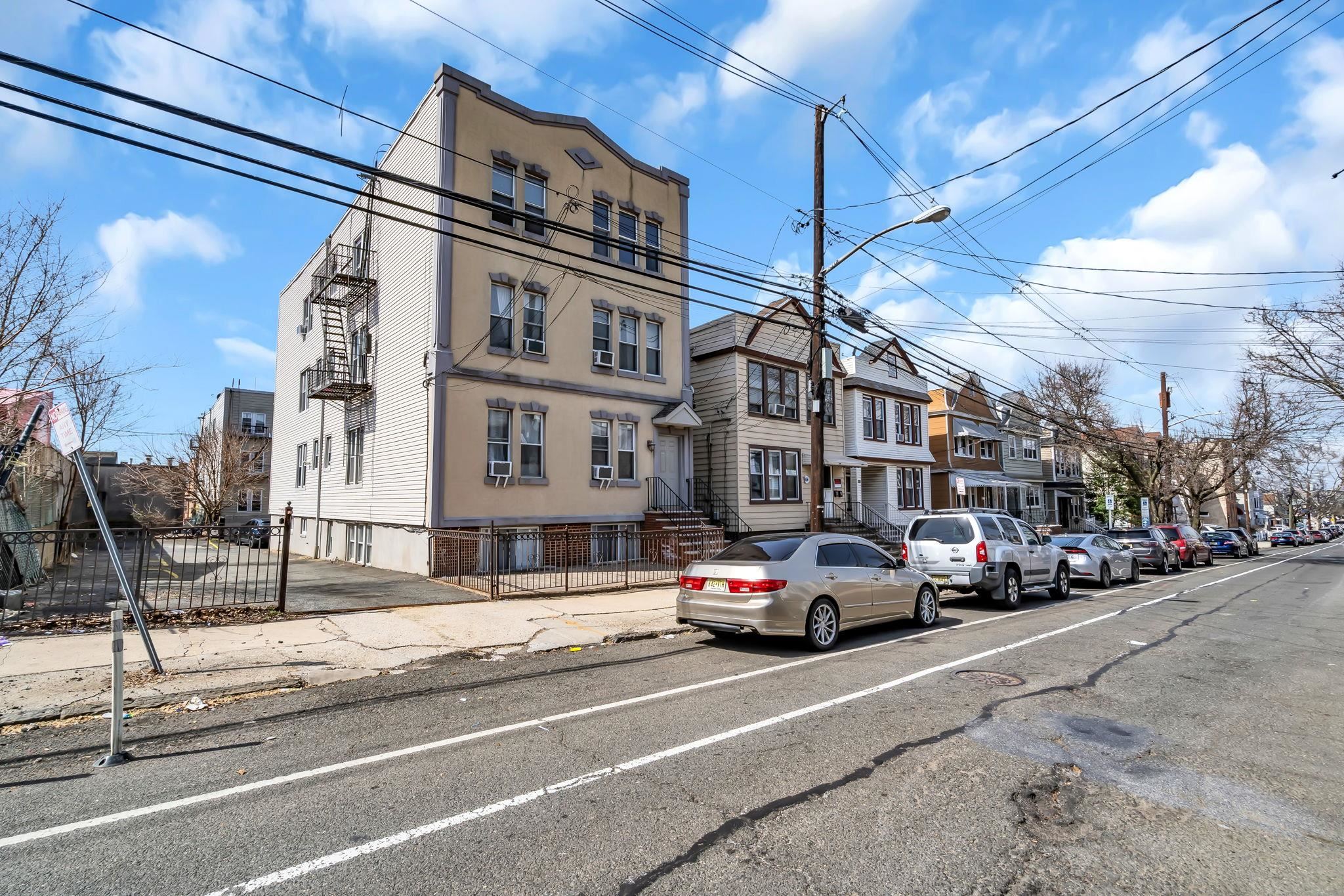 305 CATOR AVE - Photo 5