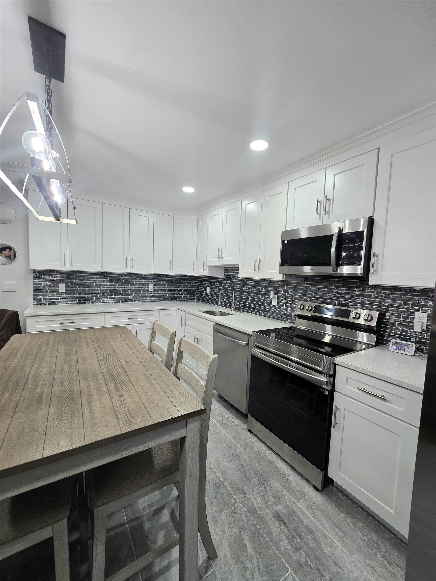 2 RADIO AVE - Photo 1