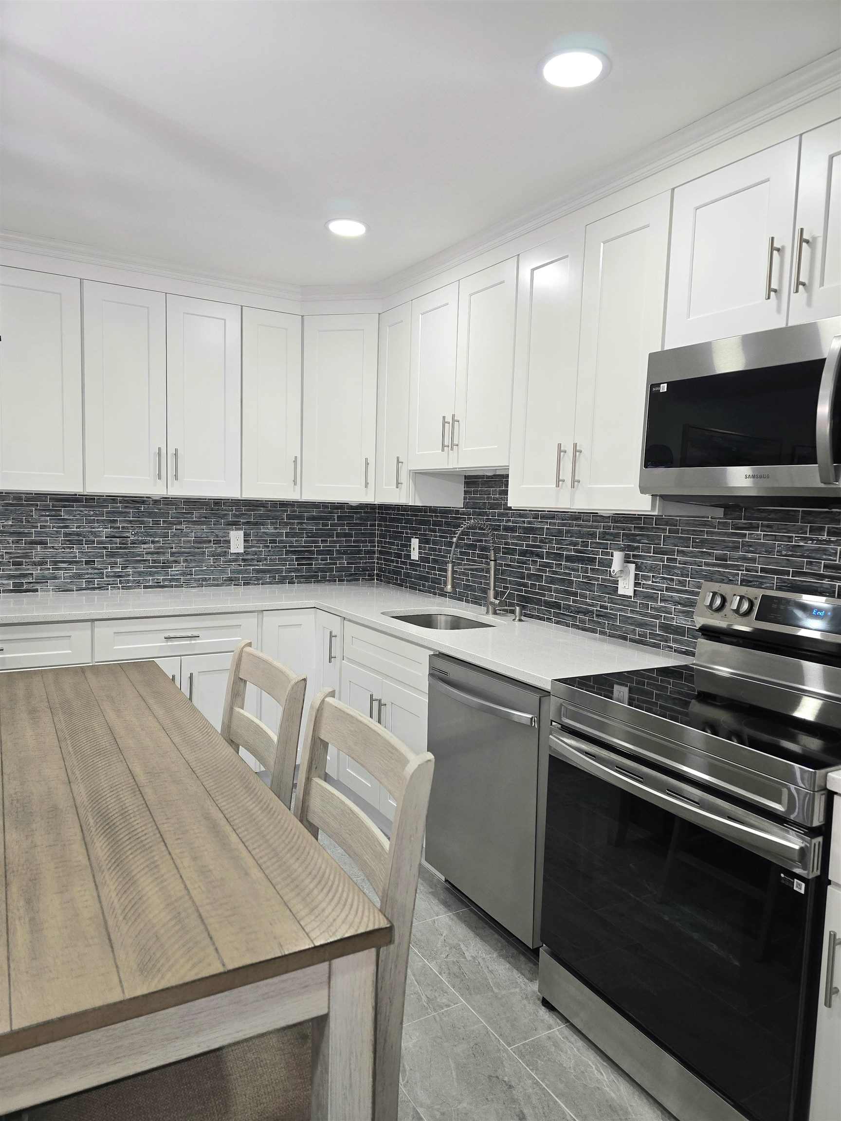 2 RADIO AVE - Photo 2