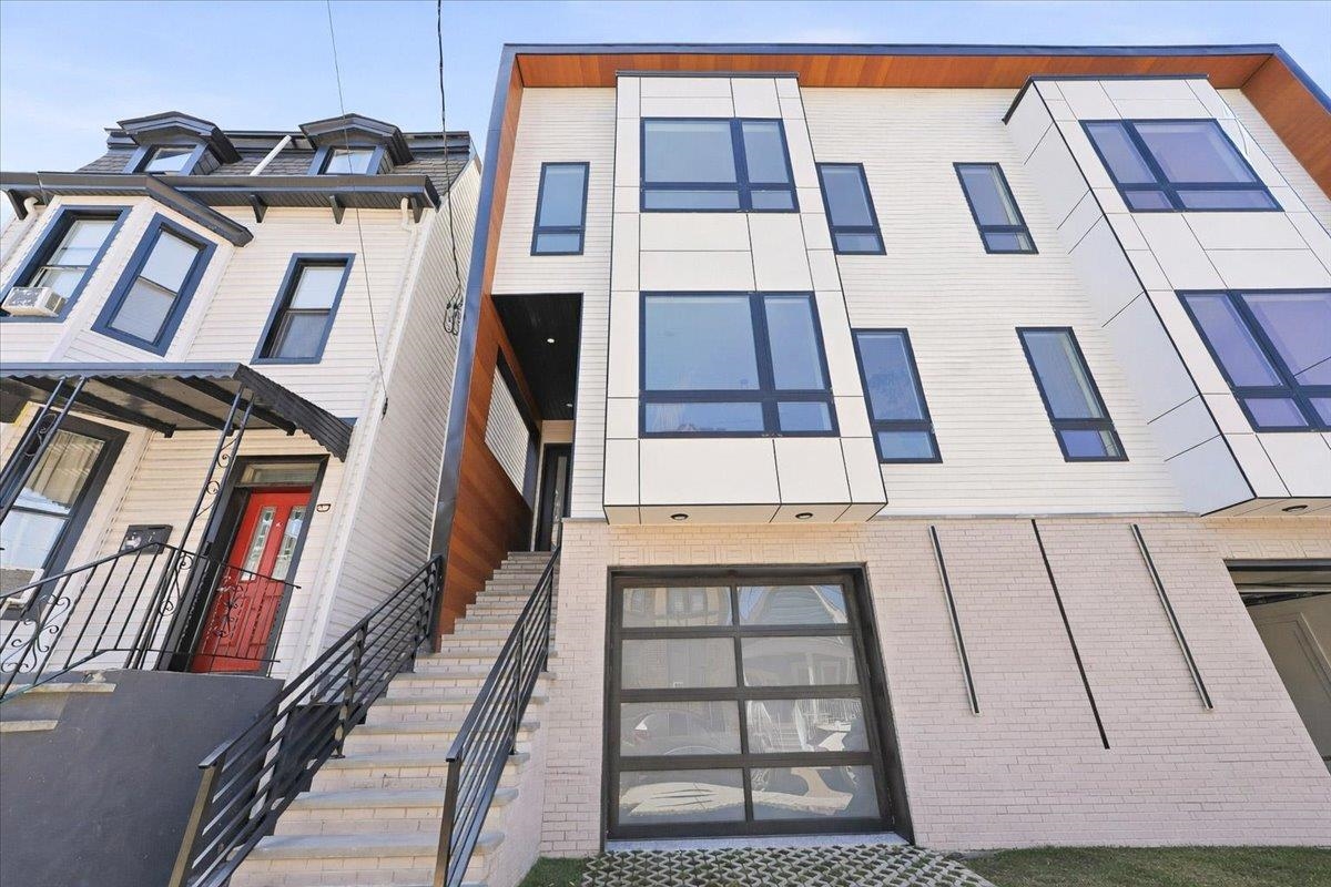 81 LEXINGTON AVE - Photo 1