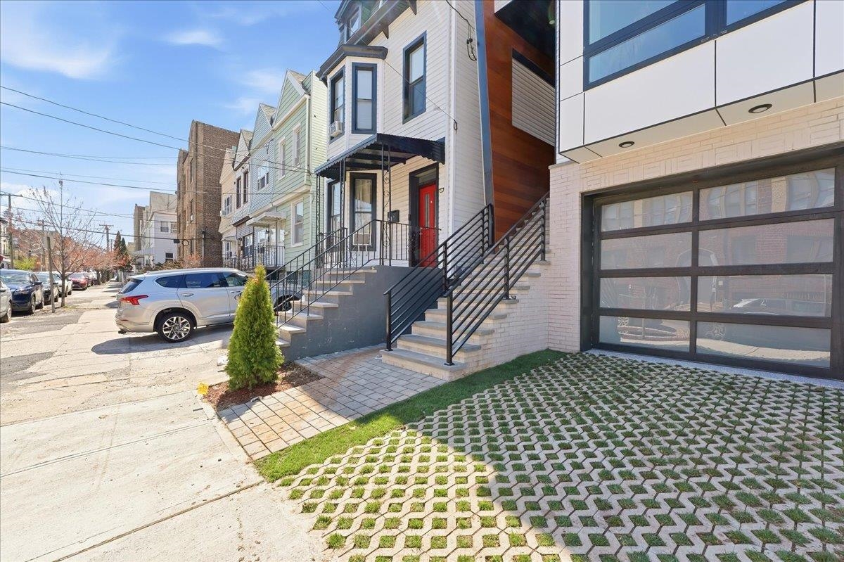 81 LEXINGTON AVE - Photo 2