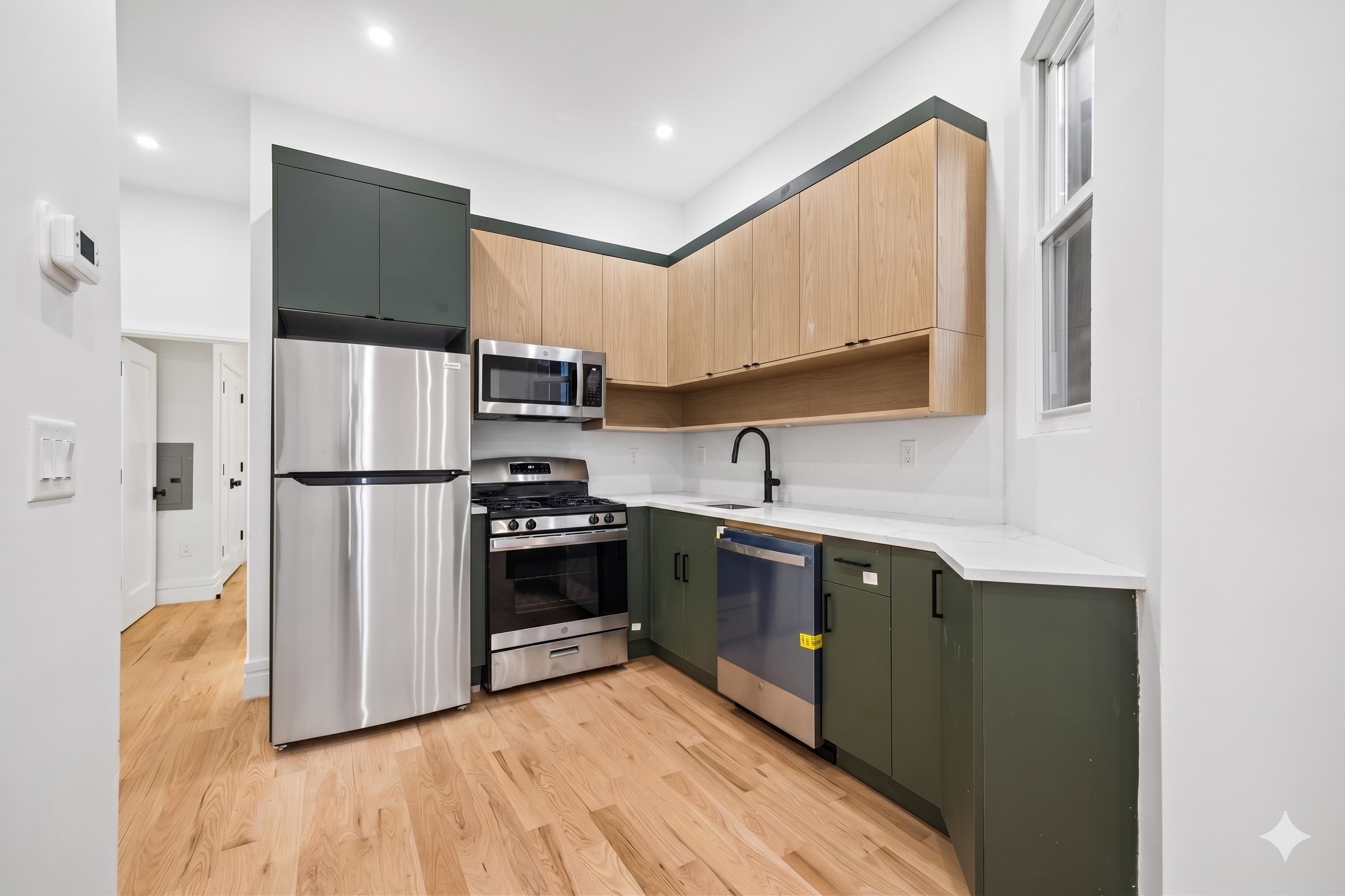 113 LINCOLN ST - Photo 2