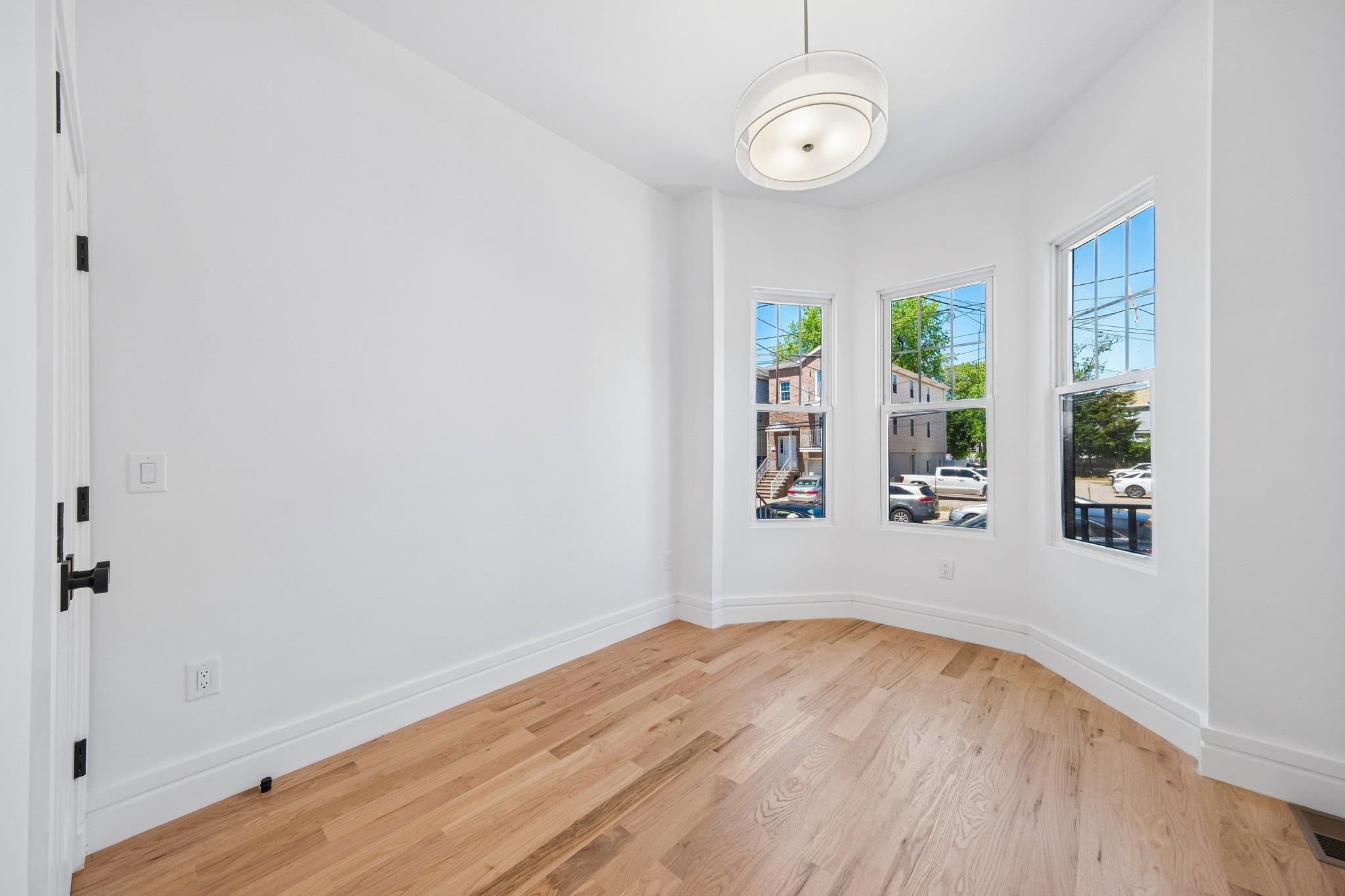 113 LINCOLN ST - Photo 4