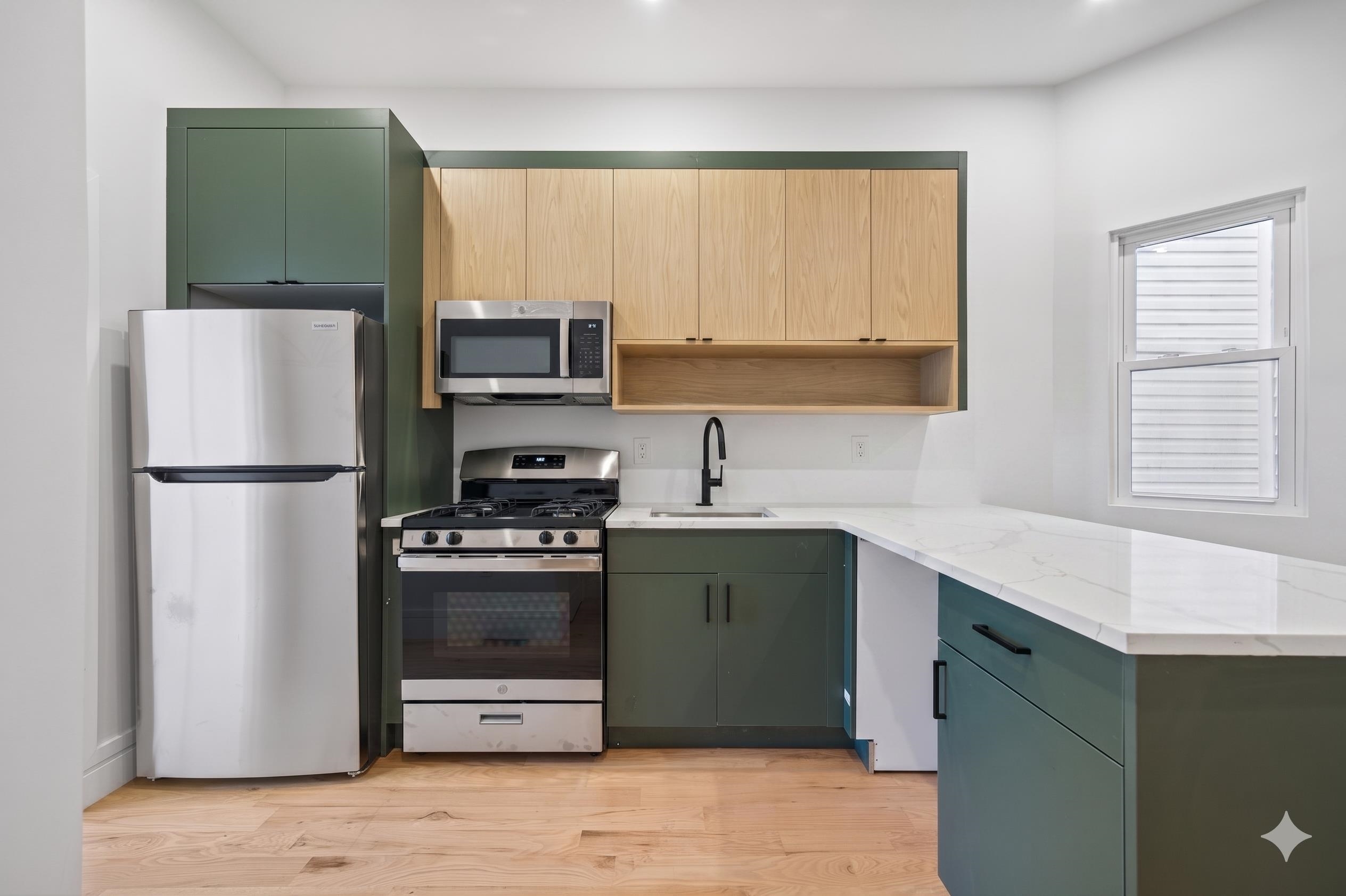 113 LINCOLN ST - Photo 2
