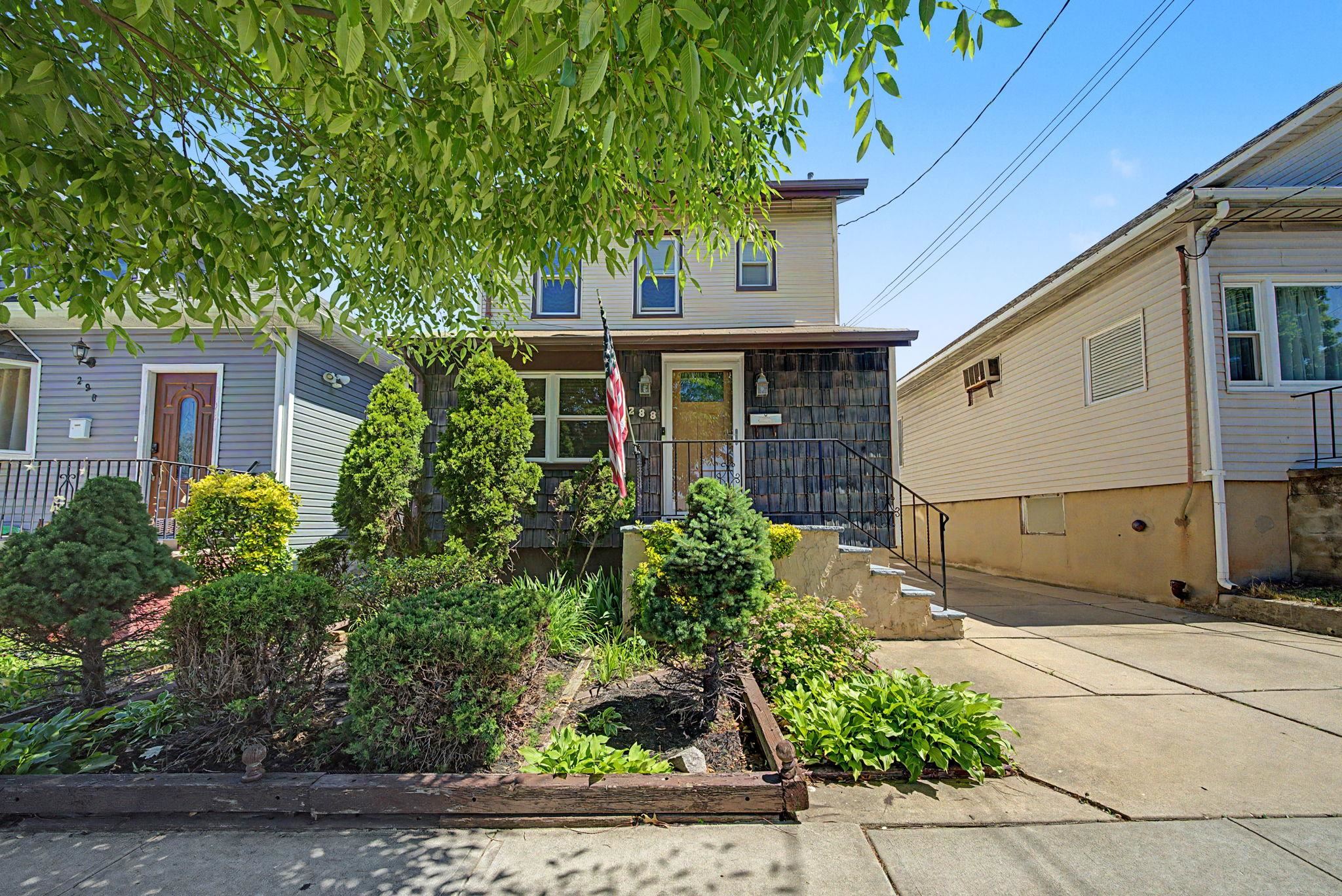 288 MAPLE ST - Photo 1