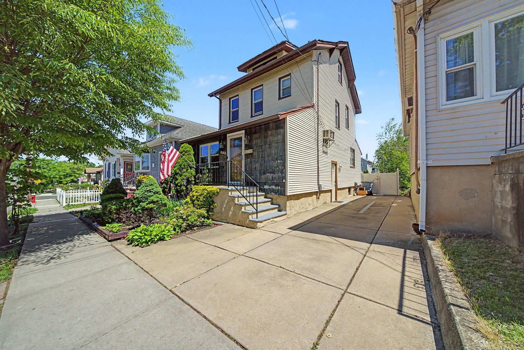 288 MAPLE ST - Photo 2