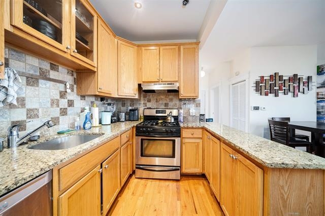 608 BRAMHALL AVE - Photo 1
