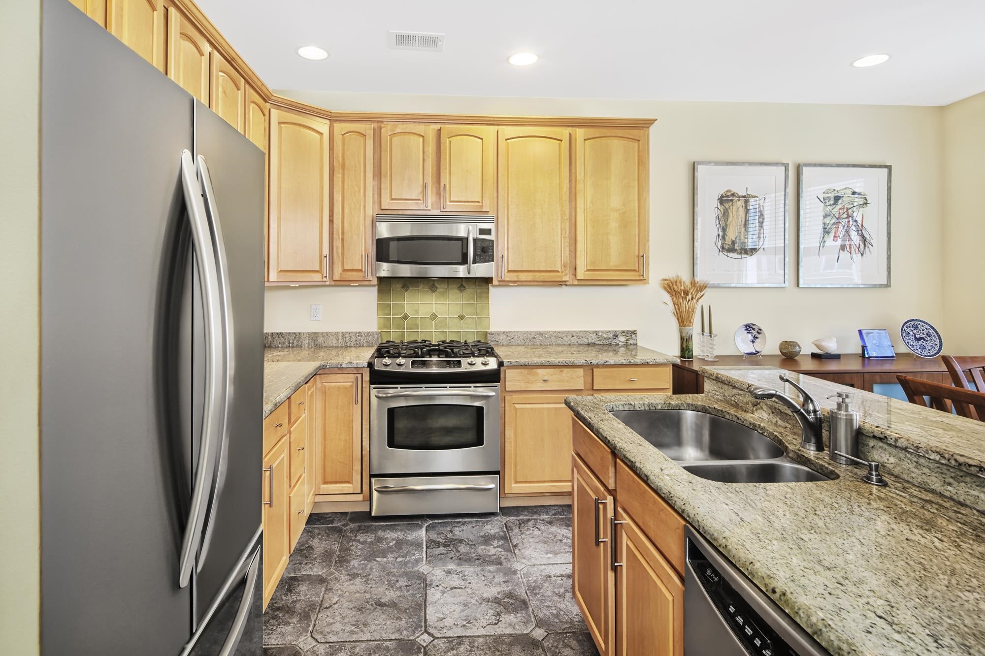 377 KINGSTON CT - Photo 4