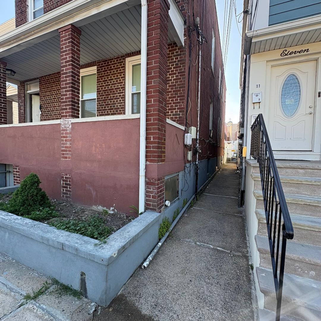 9 EMERSON AVE - Photo 2